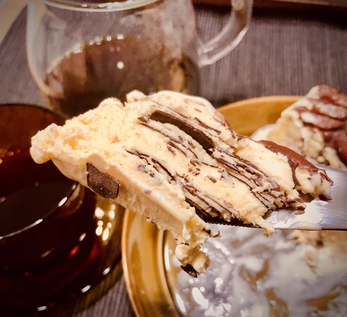 森でキャンプしてるアメリカの木こりがナイフ一本で肉厚なハムを切っては食い切っては食いのあのシュチュエーション…みたいにアイスを喰うべし!! 