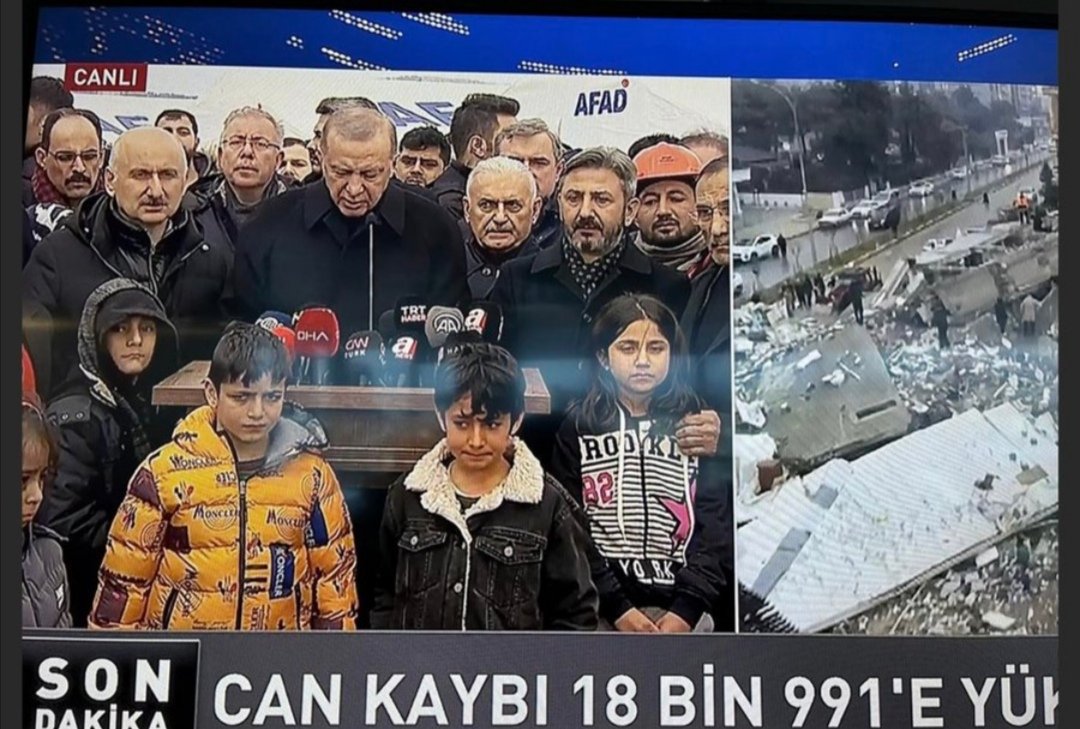 solcugazete's tweet photo. Erdoğan, depremle ilgili açıklama yaparken, kürsünün önüne depremzede çocuklar dizildi... https://t.co/MdrclRderv