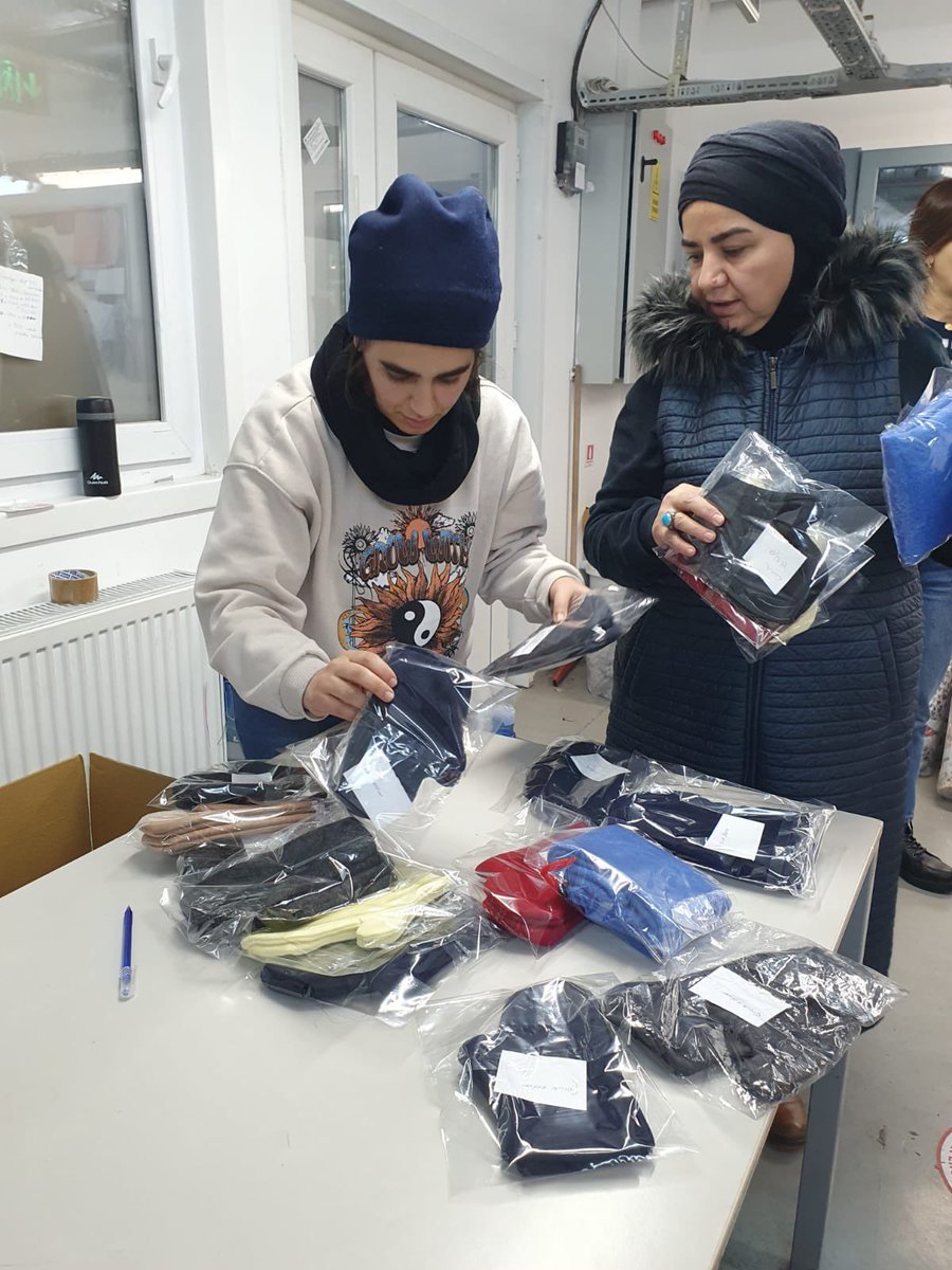AtasehirMEM's tweet photo. Ataşehir Mevlana Mesleki ve Teknik Anadolu Lisesinin ürettiği battaniye, kıyafetler ayrıca mutfak bölümünde hazırlanan kumanyalar, öğretmenlerimizin, velilerimizin destekleriyle hazırlanarak deprem bölgesine gönderiliyor.

@tcmeb @istanbulilmem @memleventyazici @ismail_gunday https://t.co/ti6rWrqHmH