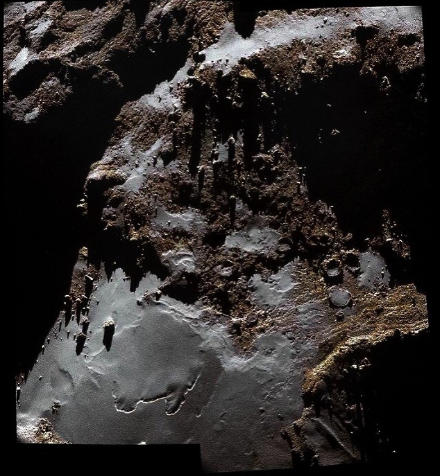 Поверхность кометы Чурюмова-Герасименко в естественных цветах.