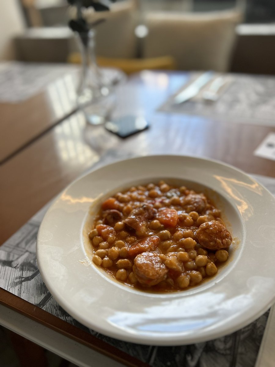Broker_madrid's tweet photo. Informaros que hemos puesto en marcha un menú de sábados con varios platos de la carta y un plato del día que mañana será Garbanzos tradicionales con choricitos a las brasas de carbón. Una delicia para un sábado de febrero! https://t.co/LElS9sGBaX