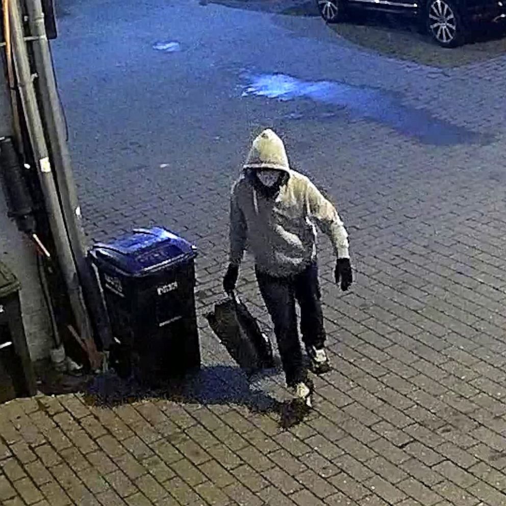 mmpadellan's tweet image. Anybody else curious as to the identity of the pipe bomber and how the hell they managed to evade justice this long?