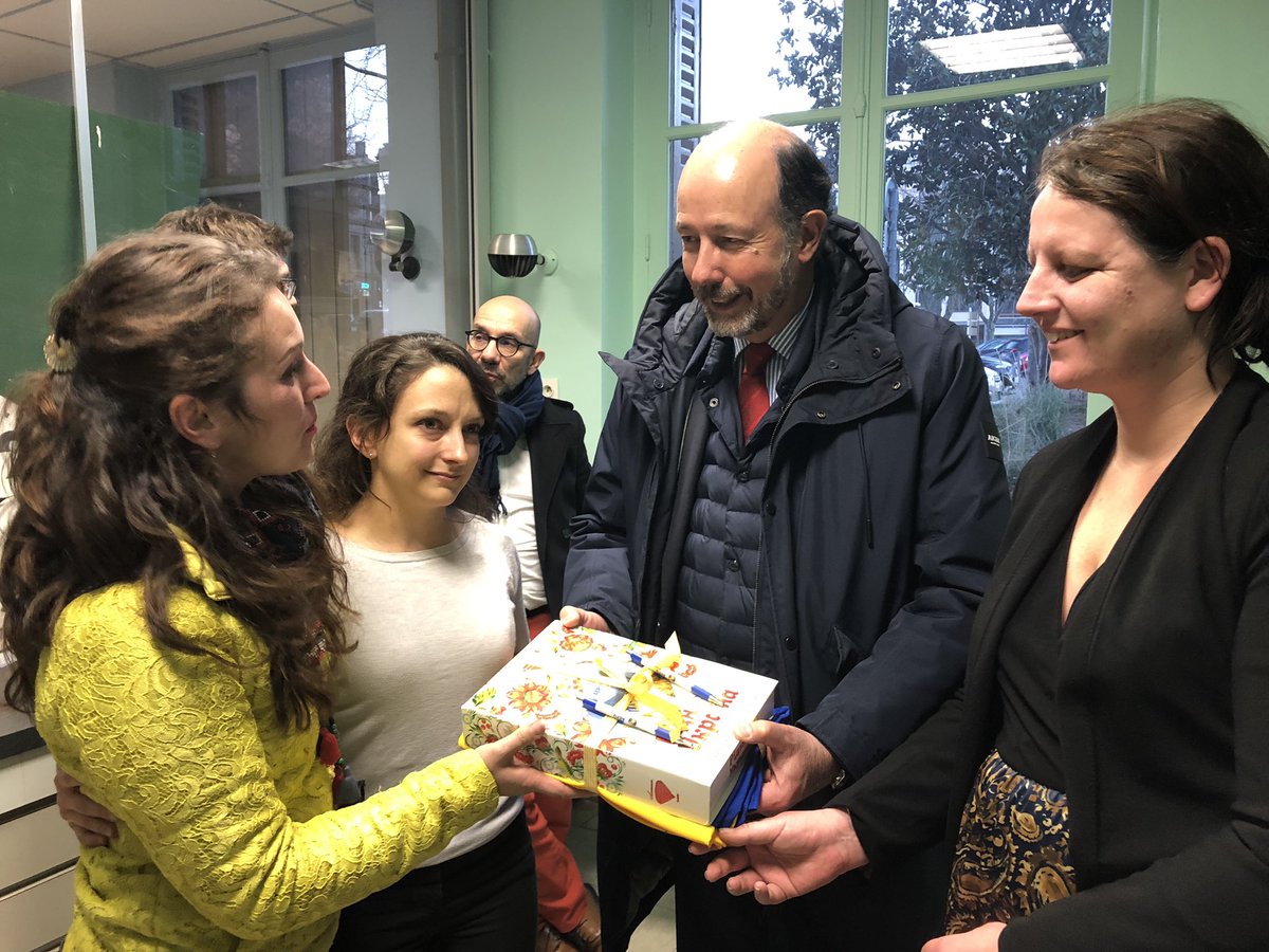 VChamalieres's tweet photo. #Chamalieres
#Ukraine
✅Le Maire @LGiscardEstaing a rendu visite à l’Association Agir Ensemble pour l’Ukraine 🇺🇦 #AEPU qui a son Centre au 24, Square de Verdun.
✅ Vos dons matériels (vêtements, jouets…) les samedis de 12:00 à 16:00
✅ Contact : ukraine.auvergne@gmail.com https://t.co/GdetfSvveJ