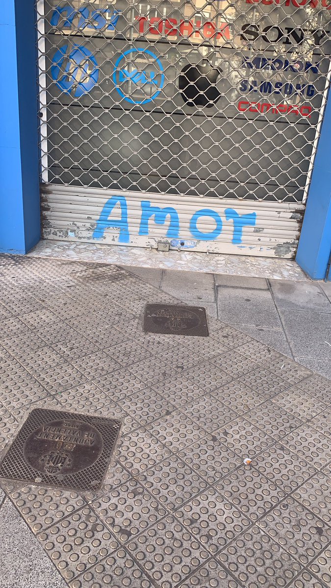 raqueltiradofdz's tweet photo. Si conoces Valencia, te habrás fijado en que está  llena de grafitis con la palabra «Amor».

Esta es la historia de como descubrí quién estaba detrás del grafiti y escribí una novela por el camino.

(abro hilo) https://t.co/R2smq5C03B