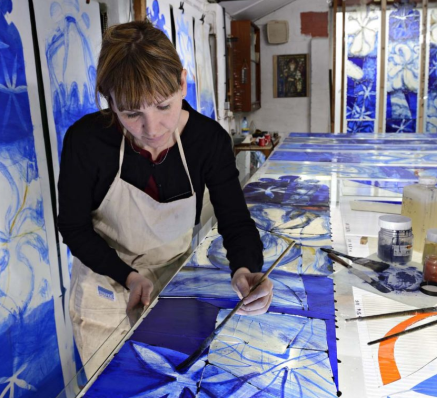 ArtWorkersGuild's tweet photo. Our member Helen Whittaker MA FMGP is an award-winning artist and designer, creating new stained glass windows and architectural sculpture in glass and copper.
#meetthemaker #designer #artist #artworkersguild https://t.co/XZmpO9Ip2d