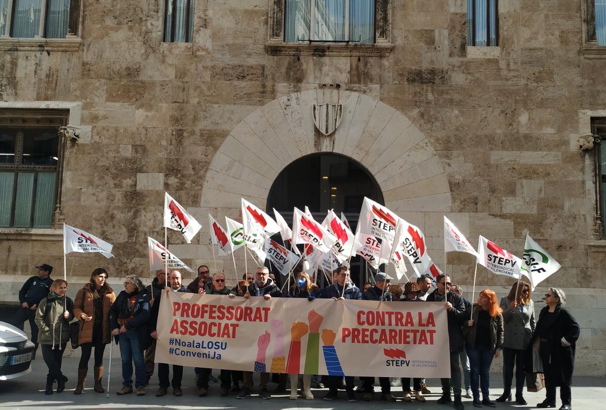 “Professorat associat contra la precarietat”, reivindicació d’STEPV davant del Palau de la Generalitat.

<a href="/associatuv/">Assemblea associats UVEG</a> 
<a href="/AssoUPV/">Plataforma Professorat Associat UPV</a> 
<a href="/associatsUJI/">Professorat Associat UJI</a>  
<a href="/generalitat/">Generalitat</a> 

#NoLOSU 
#convenija   

<a href="/ximopuig/">Ximo Puig</a>
<a href="/JosefinaBueno1/">Josefina Bueno 🇪🇸🏳️‍🌈💜🌹</a>