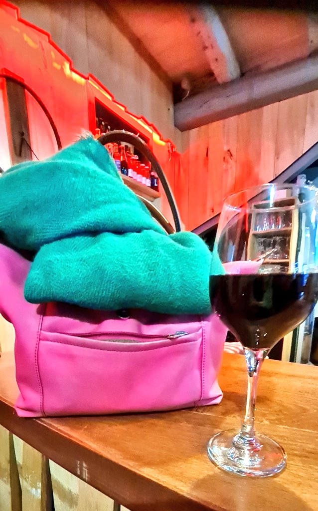 mazmcm's tweet photo. Friday night décompress with @ThePinkBag2 . All in green for the weekend that's in it #franceweek ☘️🇫🇷💋💋 https://t.co/edtvCJnrng
