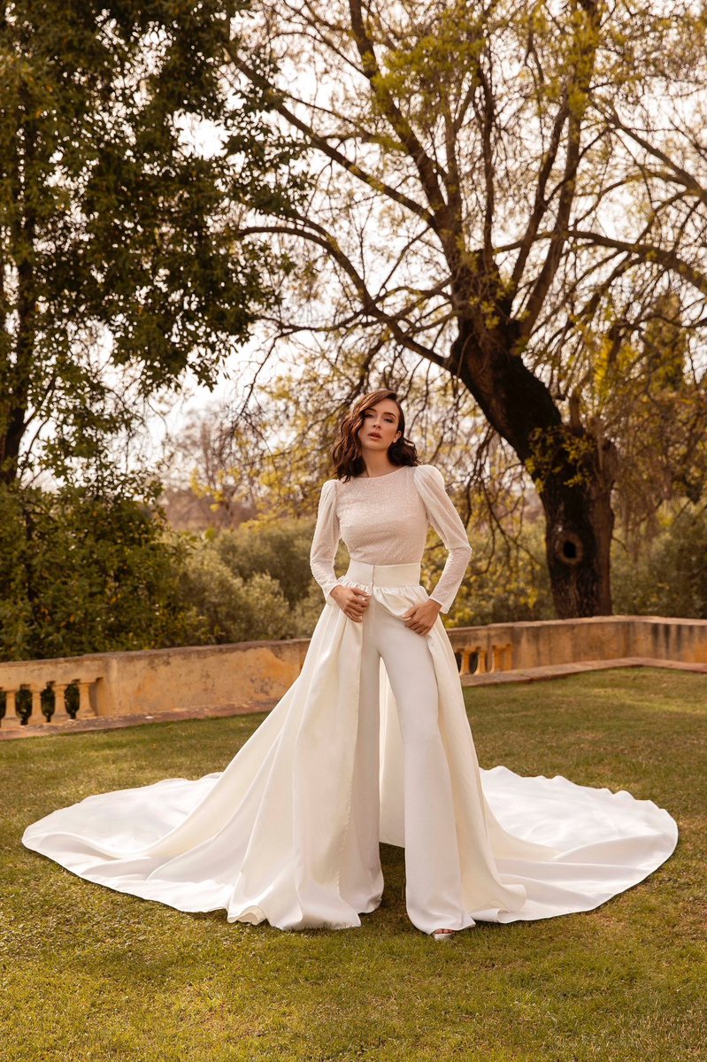 ¿Quieres hacer realidad el vestido de tus sueños? En Mireia Balaguer confeccionan tu vestido ideal, un diseño único y exclusivo para ti✨

Descubre la magia de los looks nupciales de #mireiabalaguerbridal 🤍