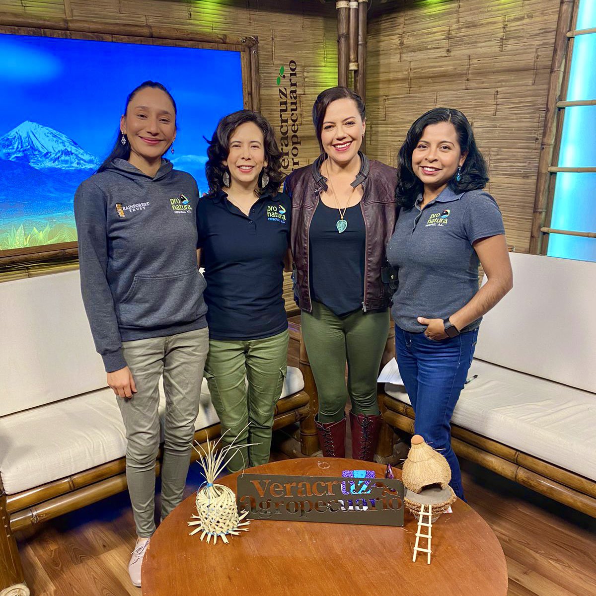 agropecuarioRTV's tweet photo. En el programa del jueves 9 de febrero platicamos de: "Incrementando la captura de carbono en cafetales bajo sombra" y de la "Macro Feria Infantil Aprendo a Cuidarme".

📺 Si te lo perdiste, aquí lo puedes ver:
https://t.co/8Q2yRTVGFE

#VeracruzAgropecuario 
#ProduceOrgullo https://t.co/26plvVyMde