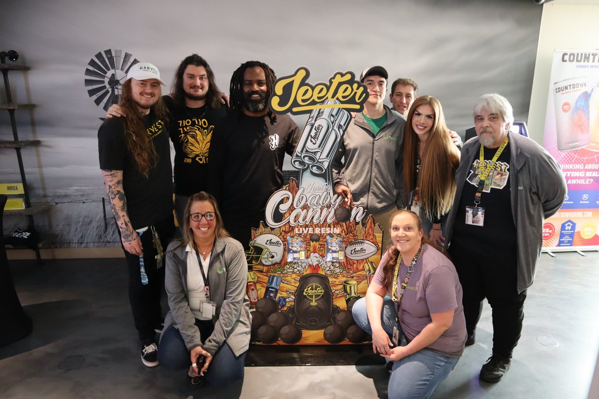 Trulieve's tweet photo. #Arizona is bumping elbows πͺ with @PassTheJeeter, @RickTheLaureate, & the #Highsman crew for the launch of #StickRicky & Jeeter's new baby cannons. Check out some of the memories made!ππ
@HarvestHOC #trulieve https://t.co/hQnjOwYYkL