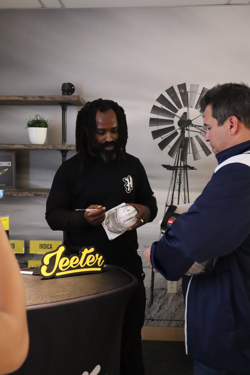Trulieve's tweet photo. #Arizona is bumping elbows πͺ with @PassTheJeeter, @RickTheLaureate, & the #Highsman crew for the launch of #StickRicky & Jeeter's new baby cannons. Check out some of the memories made!ππ
@HarvestHOC #trulieve https://t.co/hQnjOwYYkL