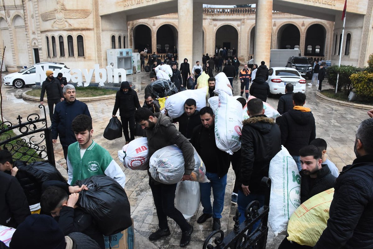 Nusaybinimcom's tweet photo. Merkez üssü Kahramanmaraş'ın Pazarcık ilçesi olan ve 10 ilin etkilendiği deprem sonrası Nusaybin'den deprem bölgelerine 124 tır yardım malzemeleri gönderildi. 

https://t.co/l3jPrZwliP https://t.co/ieZwyFIIJh