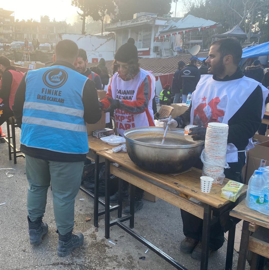 Türkiye Komünist Partisi’nin yemek dağıtımından çorba alan Ülkücü. 
🙏👏👏🙏
