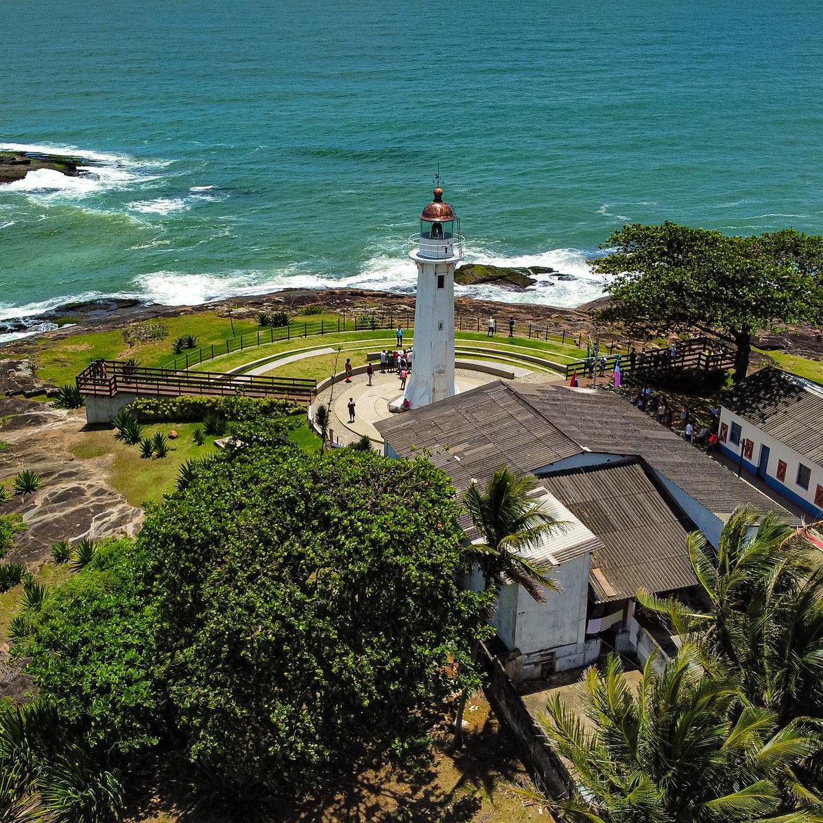 AGazetaES's tweet photo. As belezas de Vila Velha 💙

Quem aí já fez um passeio pelo Farol Santa Luzia?  Localizado na Praia da Costa, o farol é um dos 17 existentes nos 411 quilômetros de litoral capixaba. 

Vale ser a próxima parada, hein?

 📸 Instagram / @ voealto.drones https://t.co/vRpfE8ki9F