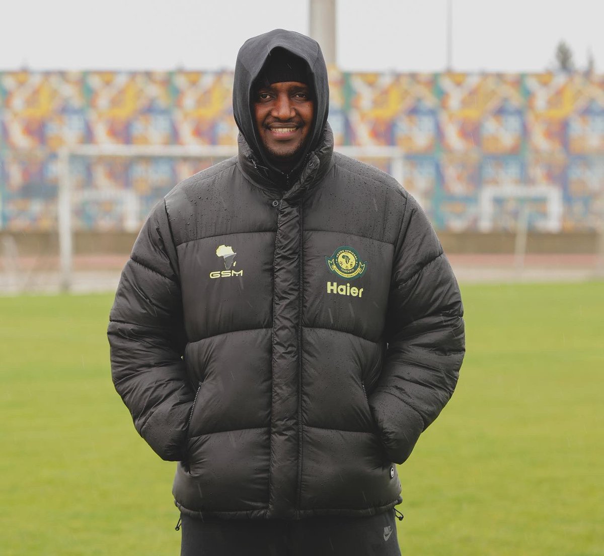 fumbokhanJr's tweet image. Rais wa Yanga anatembea na team Kila Mahala Kama vile nayeye ni Mchezaji 🤣🤣🤣