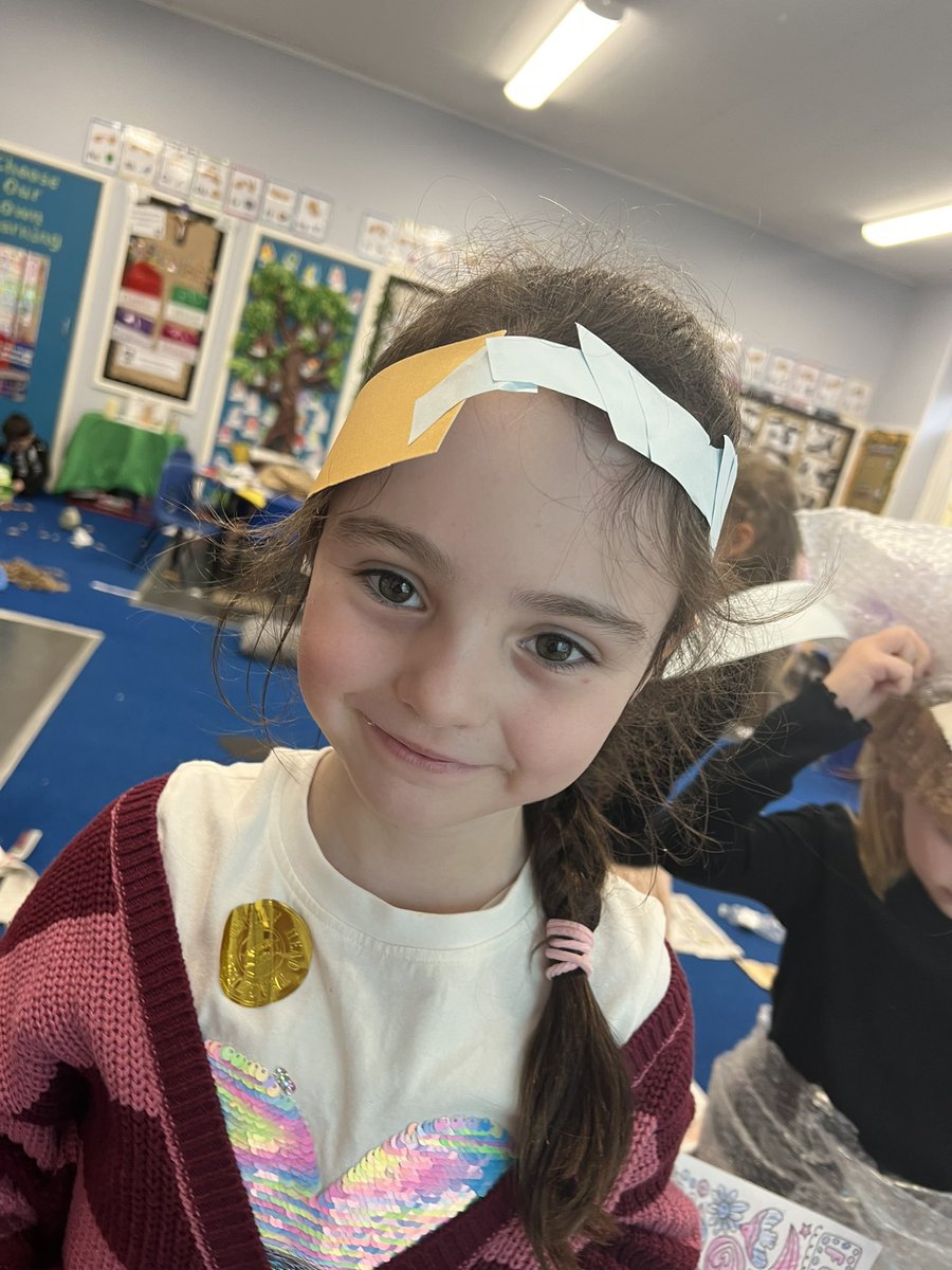 StOswaldsRCgos's tweet image. Year 1 loved today’s @TaskmasterEdu task! They created wonderful hats from recycled materials to go with their fantastic “dress to express” outfits! #ChildrensMentalHealthWeek #CMHWTasking