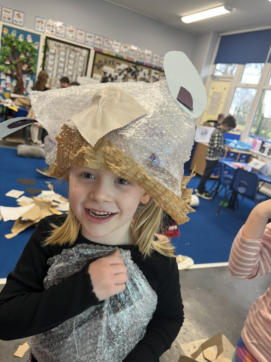 StOswaldsRCgos's tweet image. Year 1 loved today’s @TaskmasterEdu task! They created wonderful hats from recycled materials to go with their fantastic “dress to express” outfits! #ChildrensMentalHealthWeek #CMHWTasking