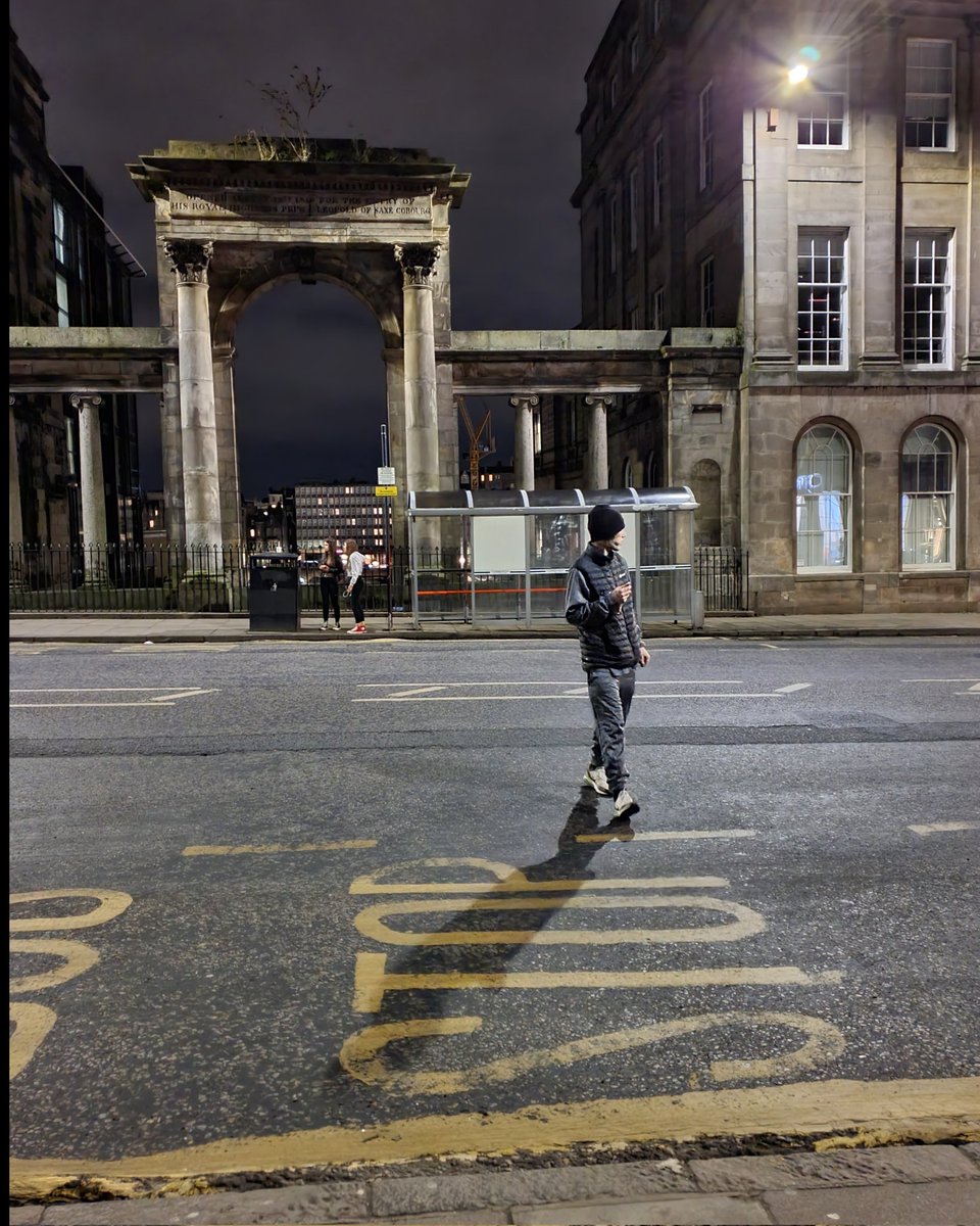 AmyMacpherson's tweet photo. Bus Stop
#edinburgh #nightphotography #streetphotography #waterlooplace https://t.co/OuXbEVJm8L