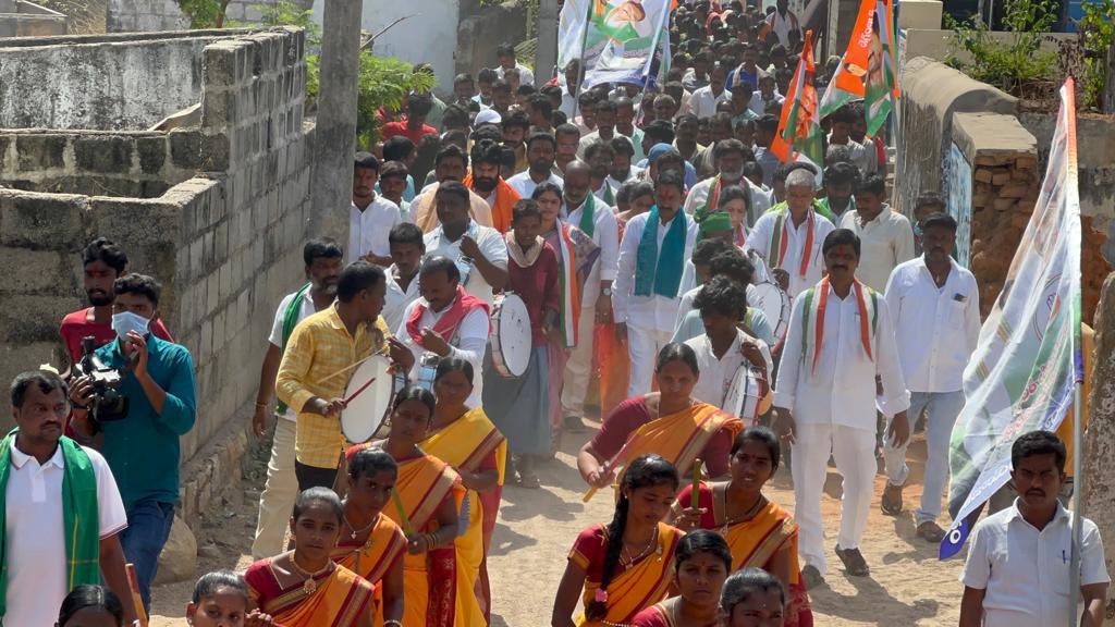 Ramesh_R_Patel's tweet photo. February 10:: #HathSeHathJodoYathra 3rd day completed 14 kms Mahapadayatra in the villages of Rayanigudem, Rupaalagudem, K.T Annaram.
#HathSeHathJodo
#Mahapadayatra
@INCIndia @INCTelangana
@priyankagandhi
@revanth_anumula
@KomatireddyKVR https://t.co/Q2sF4tj0ID