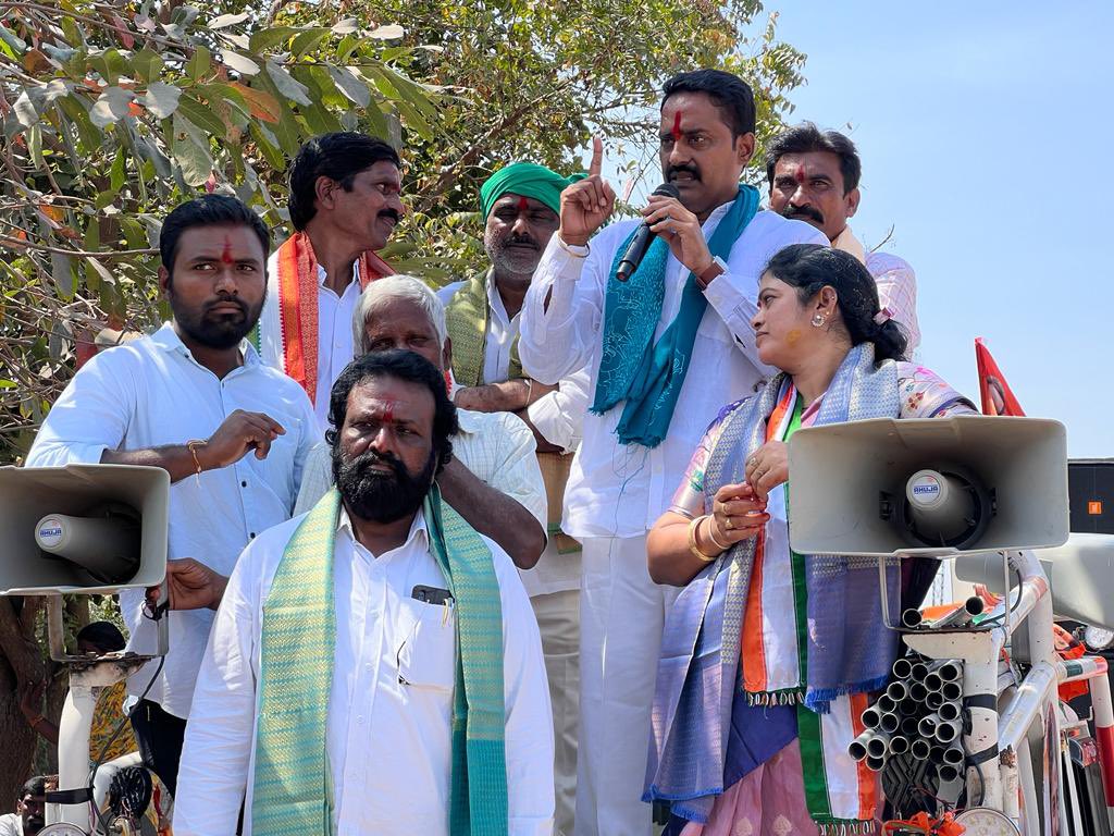 Ramesh_R_Patel's tweet photo. February 10:: #HathSeHathJodoYathra 3rd day completed 14 kms Mahapadayatra in the villages of Rayanigudem, Rupaalagudem, K.T Annaram.
#HathSeHathJodo
#Mahapadayatra
@INCIndia @INCTelangana
@priyankagandhi
@revanth_anumula
@KomatireddyKVR https://t.co/Q2sF4tj0ID