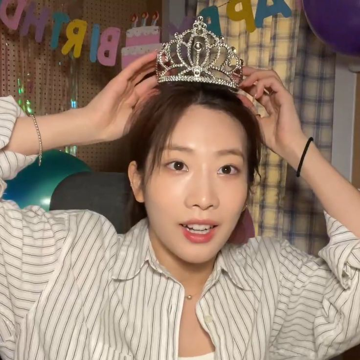 LRVFEED's tweet photo. happy seulip day !!! 

#CrownJewelSeulgiDay
#바로_오늘이야_슬기벌쓰데이

#Happy_KimLip_Day
#Happy_Birthday_QueenLip
#립이_오늘_생일이야
#0210_HBD_KimLip https://t.co/K1e4IxdnKn