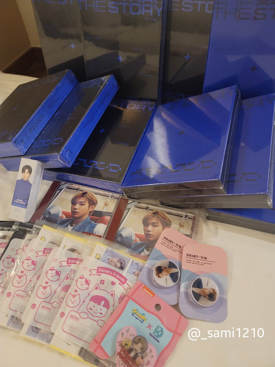 _sami1210's tweet photo. A present for Singapore DANITY!
Anyone who loves Daniel can get it.
It's free โค
I'll give it to those who have tickets for Daniel's concert first.
It will be started around 3:00 PM around MRT Sataion Stadium.๐๐ป
#kangdaniel #first_parade https://t.co/cAIQ2Q3aMF