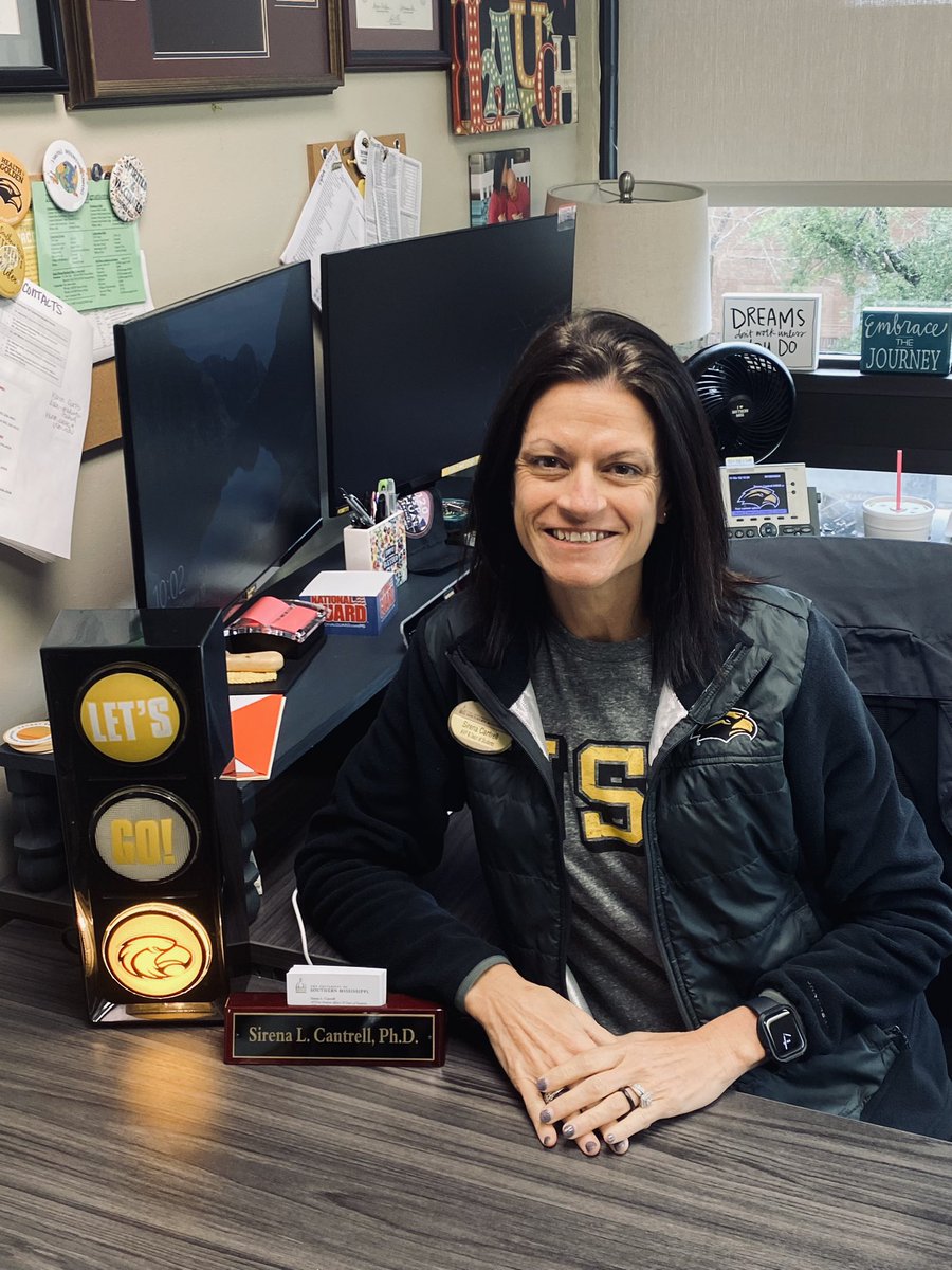 deancantrell405's tweet photo. Happy Golden Friday! I love my cool light up stop light style USM lamp I found at an antique store π¦
#SMTTT
#dedicateddean https://t.co/TvOY4CfIRM