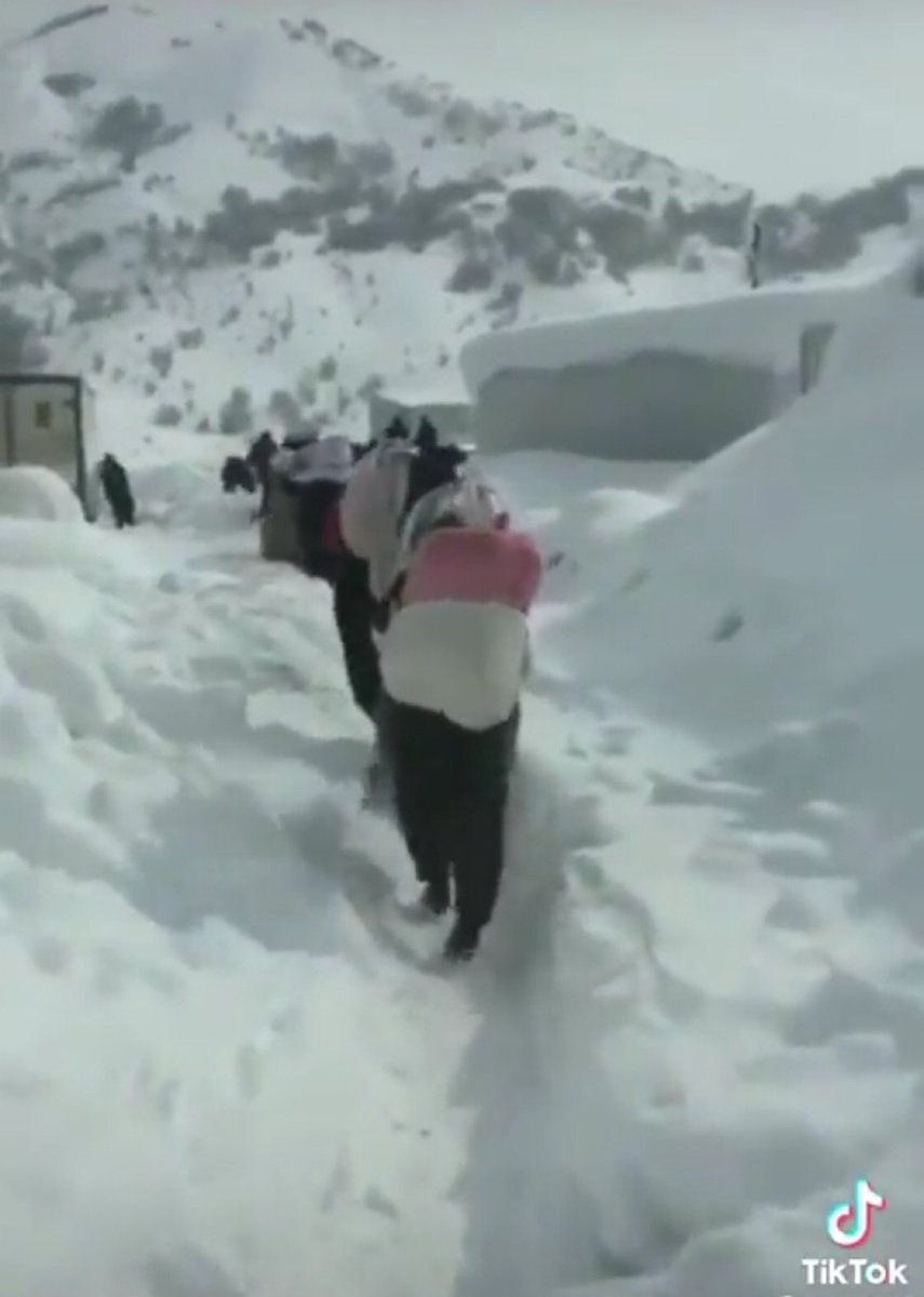 Hakkari'de vatandaşlar depremzedeler için pişirilen ekmekleri yolların kapalı olması nedeniyle metrelerce sırtlarında taşıdı
