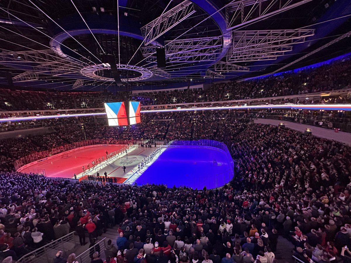 Ještě, že jsme se tehdy rozdělili...jinak jsme přišli o perfektní atmosféru a jednu vyprodanou O2 arenu. Zápas hokejových legend ČR vs. SR právě teď.