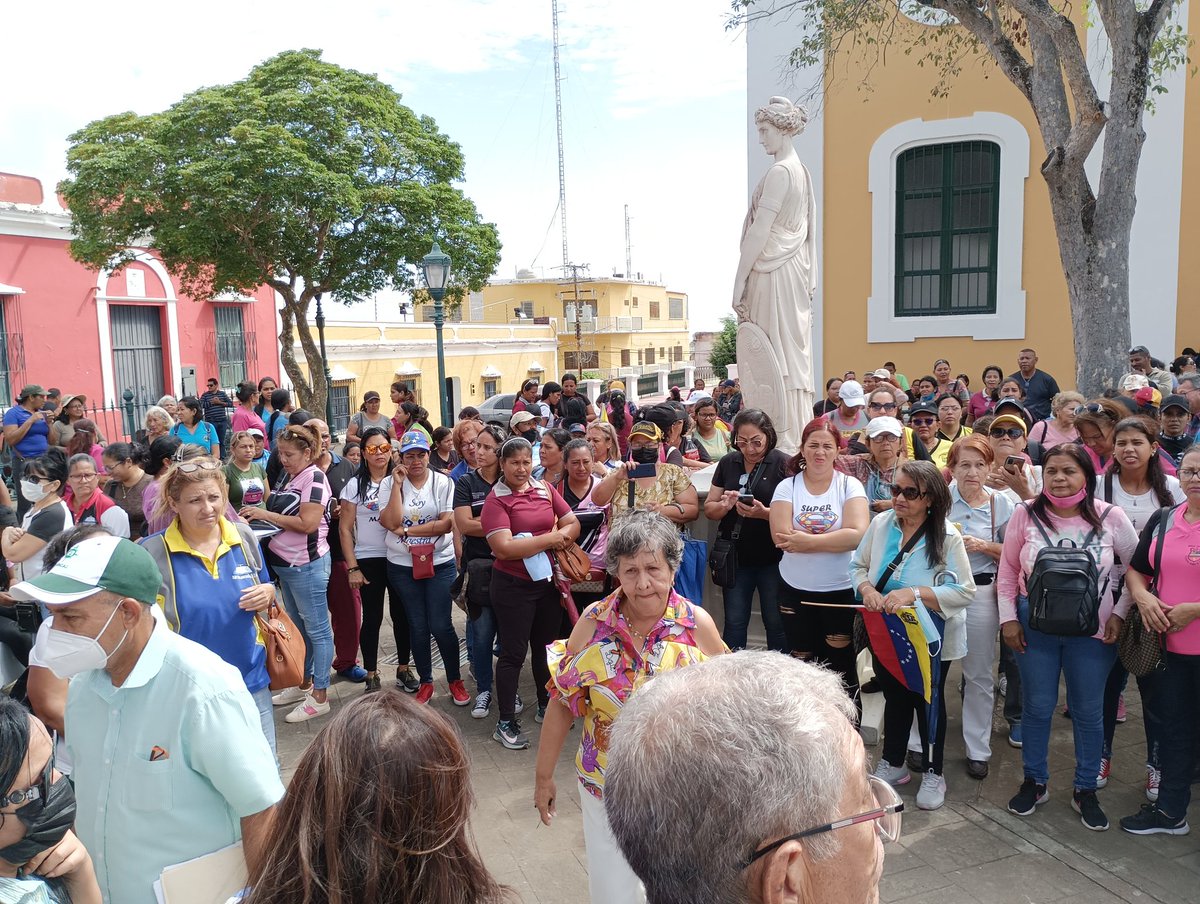 Desde la Plaza Bolivar de la Ciudad Histórica Ciudad Bolivar, acompañamos a los Educadores en su justa Lucha por sus derechos y reivindicaciones salariales.
Los Educadores en Asamblea Publica UNIDOS TODOS en Reclamo y Protesta por un Salario suficiente por una #VidaDigna