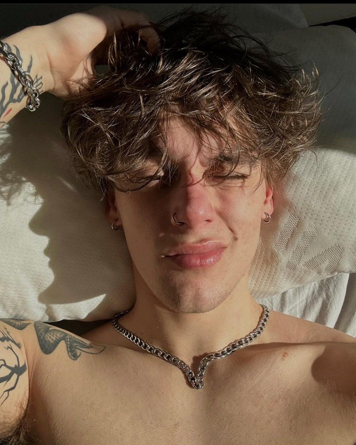 ᅠᅠ
ᅠᅠ
ᅠᅠ
ᅠ

⠀⠀⠀⠀⠀⠀⠀⠀⠀  — 𓆩 🜲 𓆪 —
          nunca entendiste que me pasa
            se que odiabas que guarde
                      la droga en casa

⠀⠀⠀