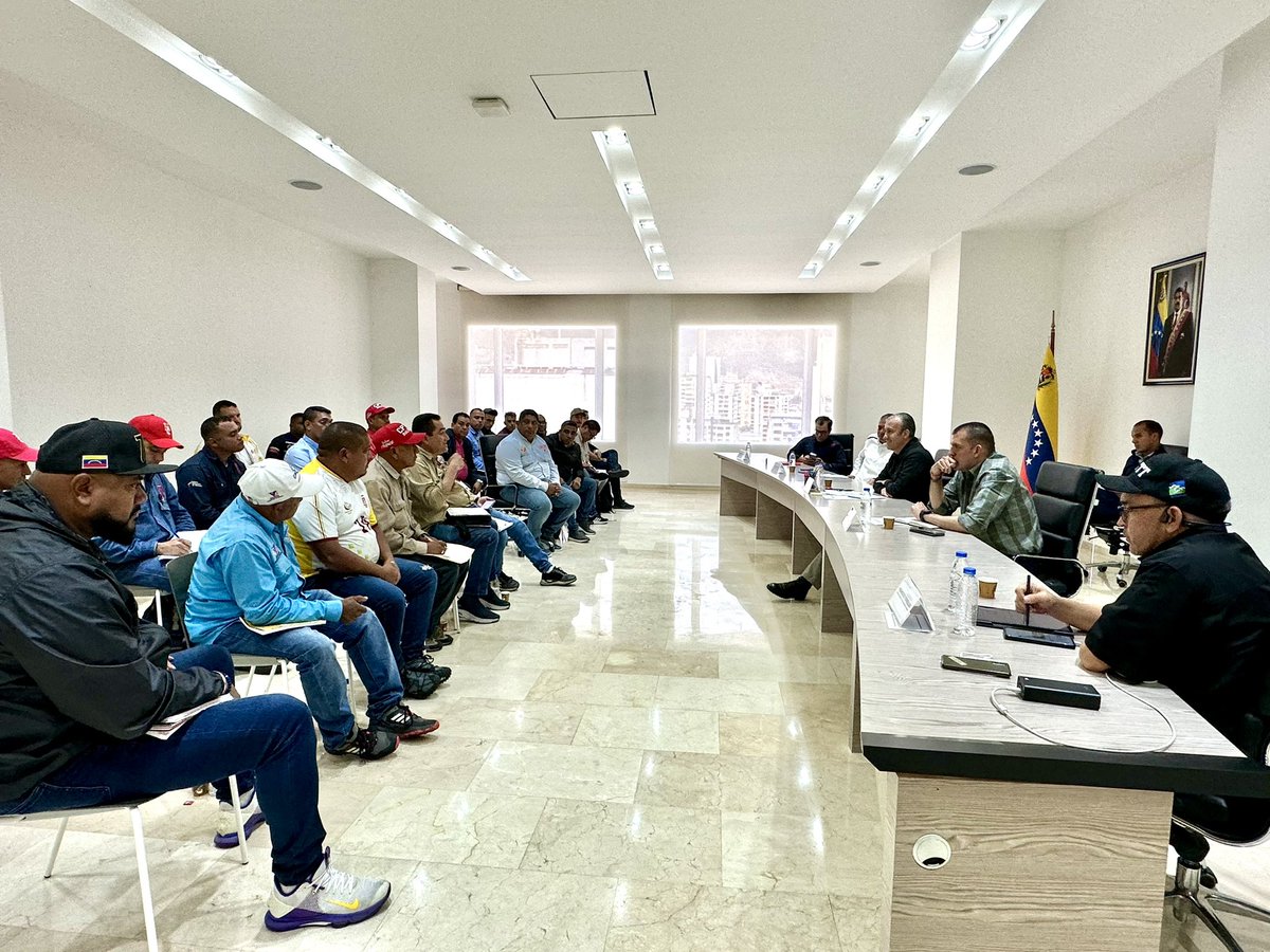 amarcanopsuv's tweet photo. Hoy Viernes seguimos en Caracas en la Mesa Nacional de Trabajo con la dirigencia y trabajadores de las industrias de Guayana. Con nuestros hermanos @TareckPSUV @HAbreuMRT @torrealbaf_ por orden de @NicolasMaduro. Junto al Gobierno Bolivariano nosotros vamos a vencer siempre https://t.co/x01NqtNpSq