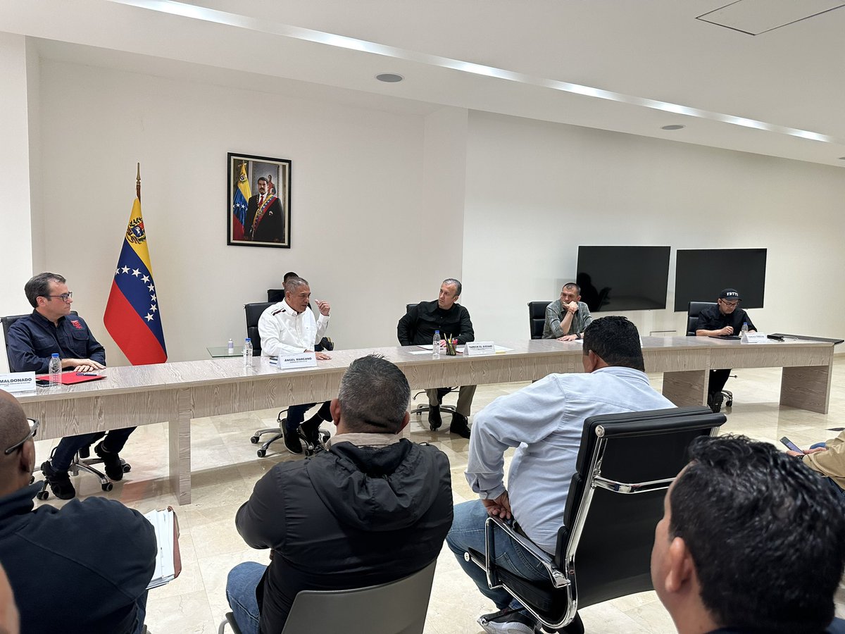 amarcanopsuv's tweet photo. Hoy Viernes seguimos en Caracas en la Mesa Nacional de Trabajo con la dirigencia y trabajadores de las industrias de Guayana. Con nuestros hermanos @TareckPSUV @HAbreuMRT @torrealbaf_ por orden de @NicolasMaduro. Junto al Gobierno Bolivariano nosotros vamos a vencer siempre https://t.co/x01NqtNpSq