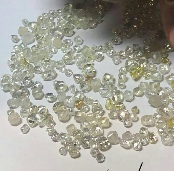 7sur7_cd's tweet photo. RDC - Hausse de 45% de la production de diamant en 2022  : 17 millions des carats de diamants contre 12 millions en 2021. Le prix du diamant est fonction notamment de son poids (carats), de sa couleur, de sa brillance, etc. https://t.co/INXL3ZuKeZ