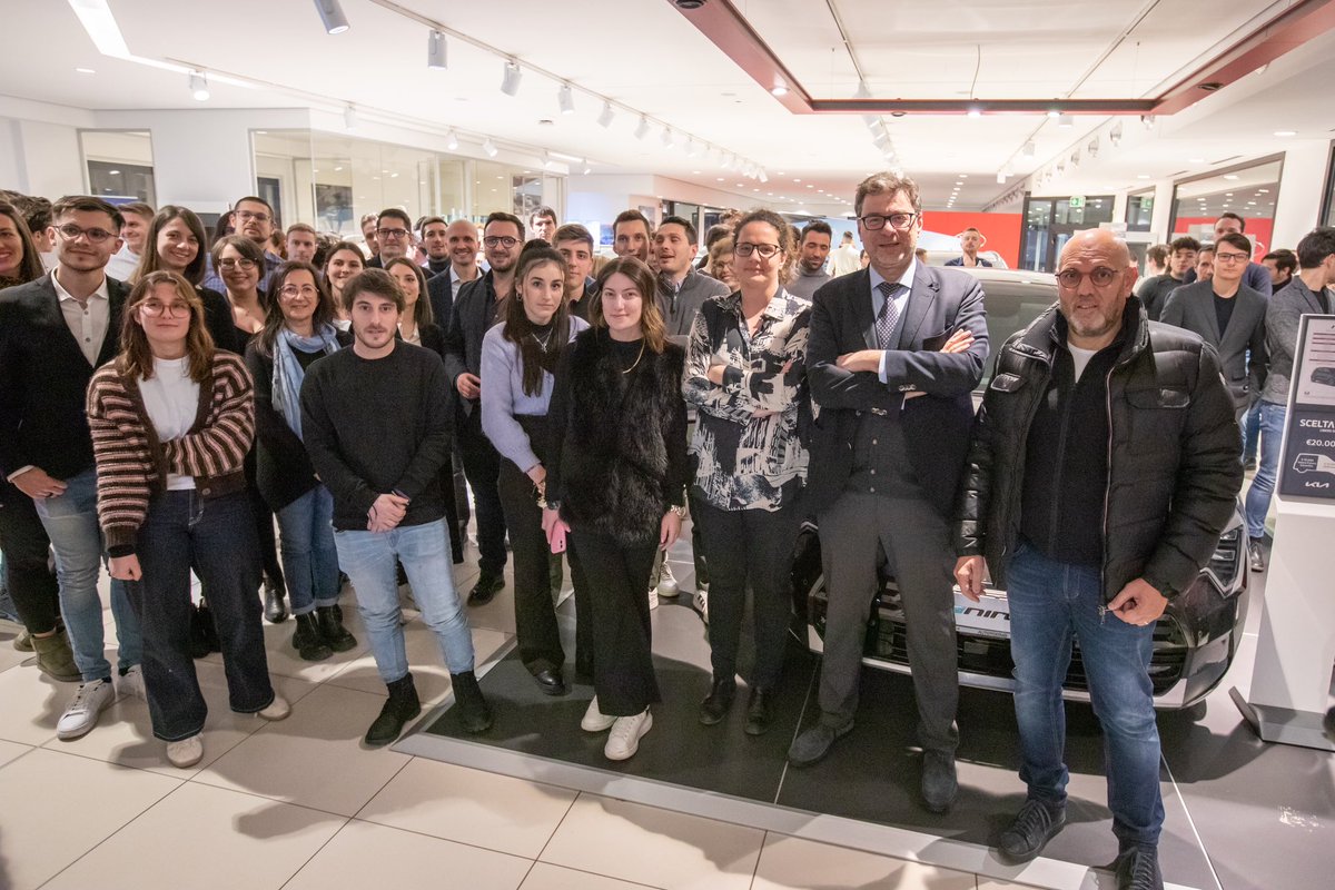 MassimoSertori_'s tweet photo. Ultima tappa di questa campagna elettorale, prima della chiusura, da #Autotorino, una piccola realtà nata nel 1965 e oggi il primo concessionario d’auto in #Italia. 

Un’impresa innovativa che, con le sue oltre 60 sedi in Italia, punta su tecnologia e digitale. 
Avanti così! https://t.co/2BX7UIqtnR