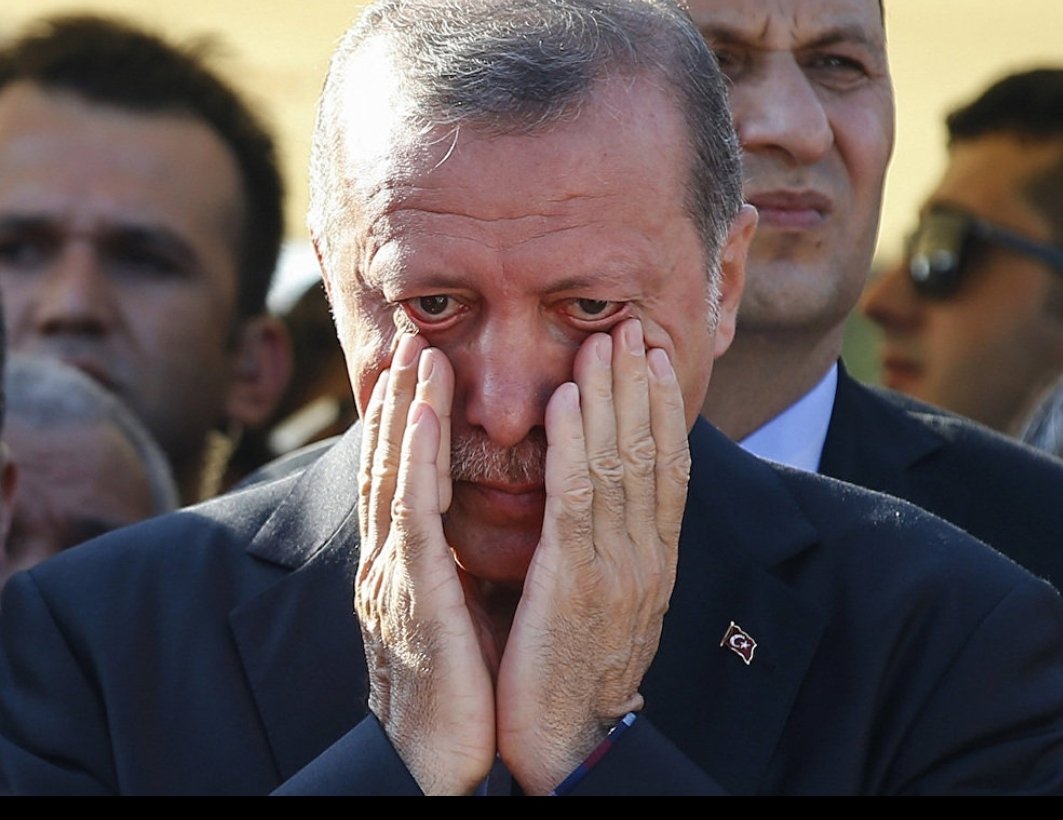 Her şeyden şu adamı sorumlu tutan kendini bilmezler var! Ben bu adama sadece bu adama güveniyorum. En başından beri mücadelesine şahidim. Arkadaşlar zaman suçlama zamanı değil, zaman kenetlenme zamanı! Kendinize gelin be, kendinize gelin! Burda canıyla cebelleşiyor insanlar!!