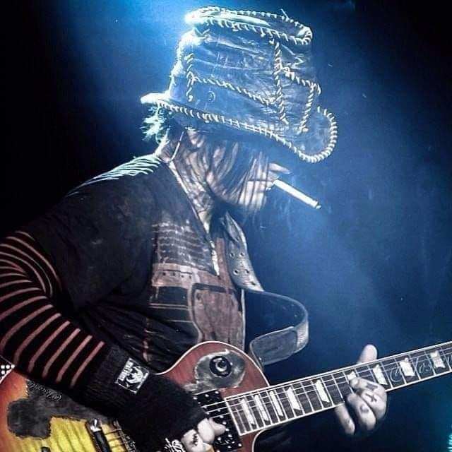 madcinzia2's tweet photo. Essere " FASCISTA " è l'insulto più volgare e più sporco che si possa rivolgere a una persona. 
《 Kurt Cobain 》 https://t.co/SO10enC0F2