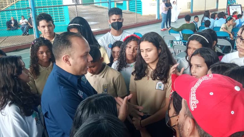 ActualZe's tweet photo. #EnFotos 📸 ||El Viceministro de Educación @vicent_carvajal se comprometió con los chamos de la FEVEEN/OBE para hacer cumplir las políticas públicas del Pdte. @NicolasMaduro y desarrollar las propuestas presentadas por los jóvenes monaguenses. @_LaAvanzadora  @MPPEDUCACION https://t.co/UFls5yZPuJ