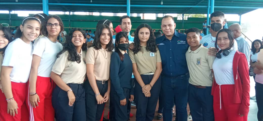 ActualZe's tweet photo. #EnFotos 📸 ||El Viceministro de Educación @vicent_carvajal se comprometió con los chamos de la FEVEEN/OBE para hacer cumplir las políticas públicas del Pdte. @NicolasMaduro y desarrollar las propuestas presentadas por los jóvenes monaguenses. @_LaAvanzadora  @MPPEDUCACION https://t.co/UFls5yZPuJ