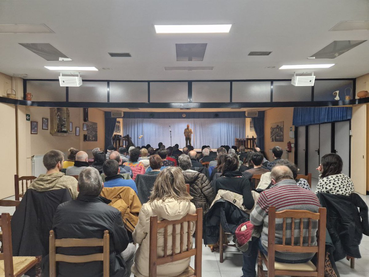 maia_jon's tweet photo. Gasteizko Zaramaga auzoan, Hogar Extremeñoan, Woloferaz kantatzen duen abeslari Senegaldar bat eta bi bertsolari. Ba hori (ere) Euskal Herria da ❤️ https://t.co/4qUKRVqz5B