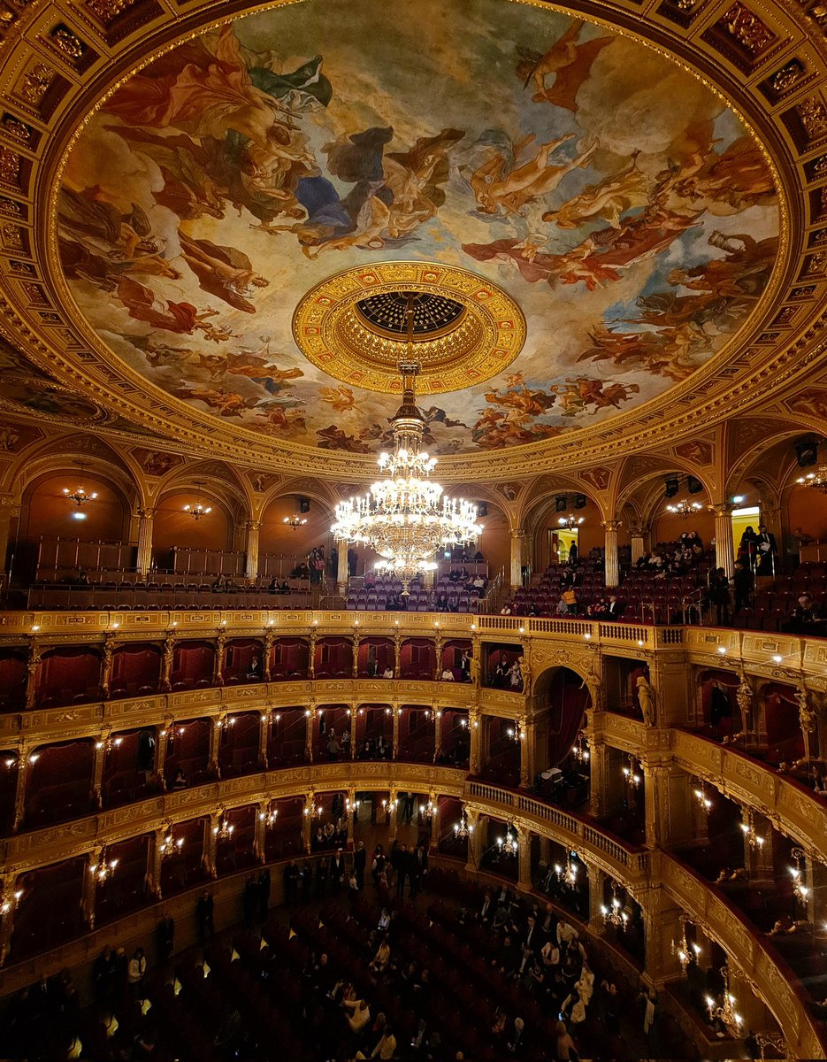 Opernjunkie's tweet photo. "Ei muore!" 😈
Italienische Oper in Ungarn...und damit mein dritter #BalloInMaschera in fünf Monaten und alle drei nur aus mehr oder minder pragmatischen Gründen...mir ist auch nicht mehr zu helfen 😅 #Verdi #HungarianStateOpera https://t.co/ZSff848O23