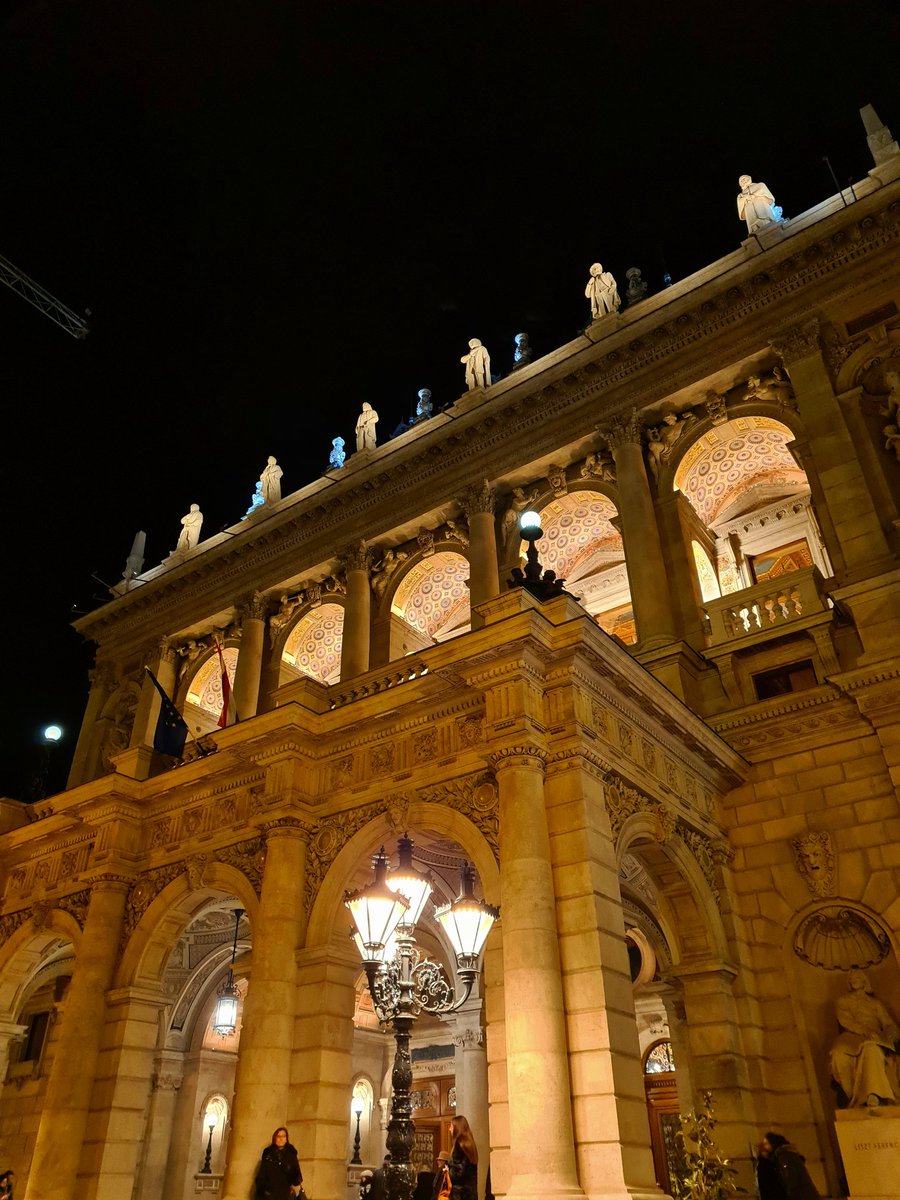 Opernjunkie's tweet photo. "Ei muore!" 😈
Italienische Oper in Ungarn...und damit mein dritter #BalloInMaschera in fünf Monaten und alle drei nur aus mehr oder minder pragmatischen Gründen...mir ist auch nicht mehr zu helfen 😅 #Verdi #HungarianStateOpera https://t.co/ZSff848O23