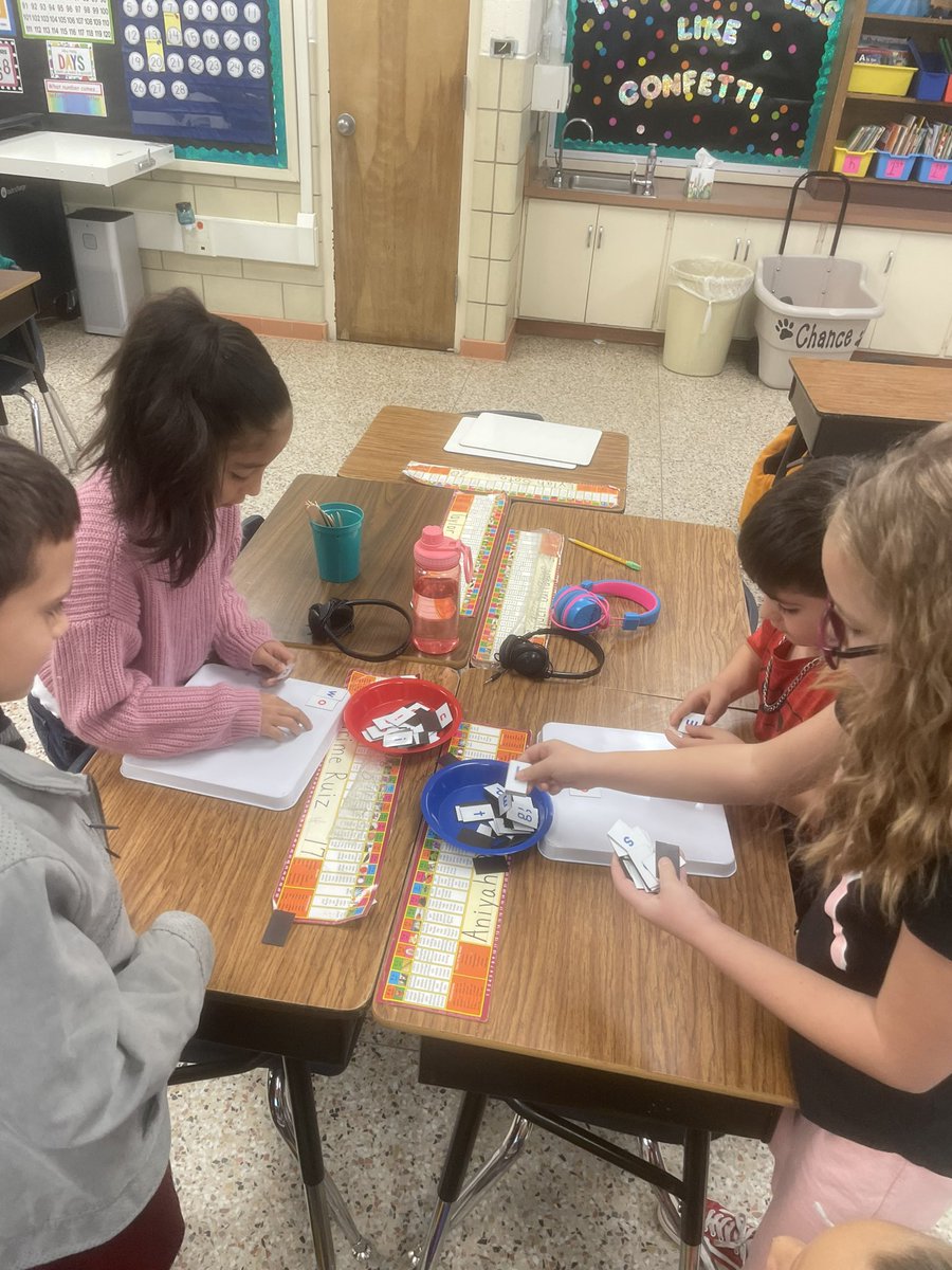 Spelling Word Relay!!! Great way to review our spelling pattern for the week. 😊🙌🏻❤️ #wearegrowing 
@GoliadGrizzlies