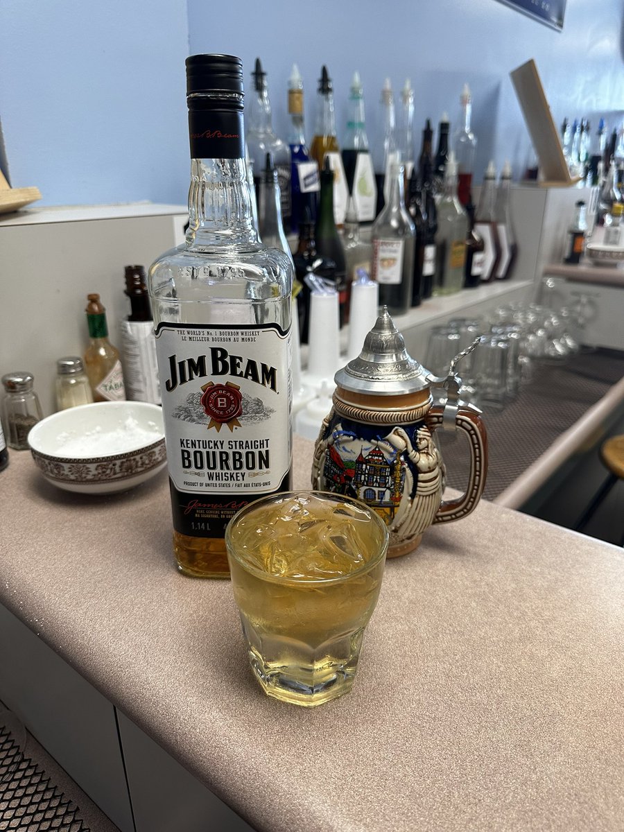 ChickletsOnIce4's tweet photo. Awesome drinks ‼️from awesome Chicklets on Valentine’s Day❤️ #HOS2080 #Cocktails #FridayFeeling #ACBartending1 #bestbarmix https://t.co/0mSxmgjqn6