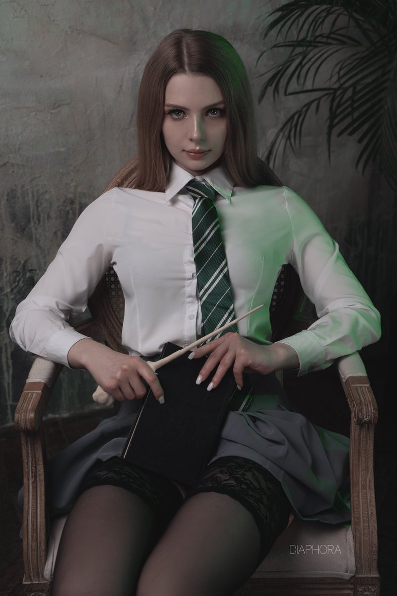 megaplaygirl 💓 FREE FАNSLY on Twitter "RT DiaphoraCosplay Happy Hogwarts Legacy release day🔥"