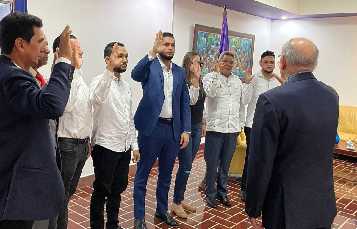 PldlVega's tweet photo. DANILO MEDINA, (@DaniloMedina) | Juramenta al regidor Alexander Rodríguez, del Partido Liberal Reformista (PLR), en el Distrito Municipal La Otra Banda, Municipio Higüey. #PLD https://t.co/OYsAVz7wo0