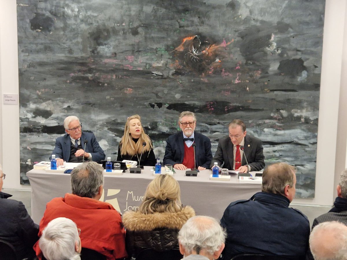 AcademiaAgp's tweet photo. Acto de presentación del libro:  "POR QUÉ LAS MUJERES PREFIEREN HOMBRES MAYORES QUE MUEREN ANTES".  Autor: FEDERICO J C-SORIGUER.  Se celebra en: @MuseoJorgeRando Interviene el presidente de la #AMC Dr. Fernando Orellana @forellana2 señalando el perfil intelectual del autor. https://t.co/C3m9dPuWfh