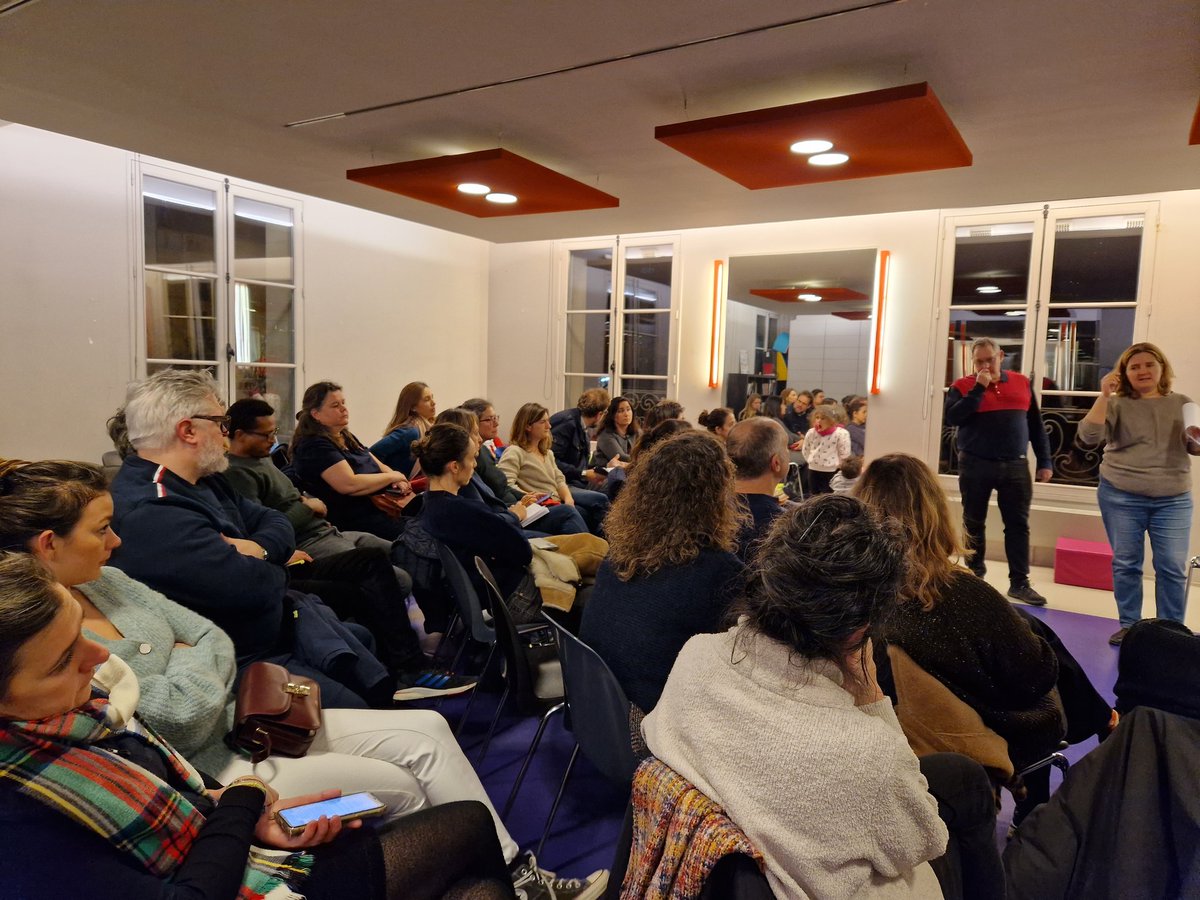 charlottavelo's tweet photo. Mobilisation contre la fermeture de 10 classes (!) dans les écoles de #Paris10. 
La baisse du nb d'élèves c'est pas une fatalité. Et les classes surchargées vont encore faire fuir les familles de Paris, déjà touchées par la cherté des logements. https://t.co/RA7IVaQgU0