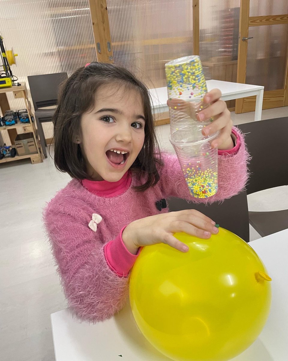 VermisLAB's tweet photo. Experimentando e descubrindo ca electrostática 😊

#electrostatica #makers #minimakers #experimentos https://t.co/PEuFSqxbYy