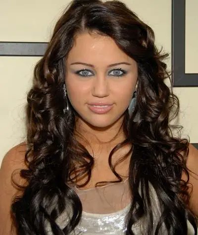 15 years ago, miley cyrus arrived to the grammys with super dark hair rebelling against what nick jonas wanted her to look like when they were dating